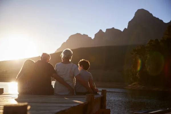 Nipotini Con Nonni Seduti Sul Molo Legno Vicino Lago — Foto Stock