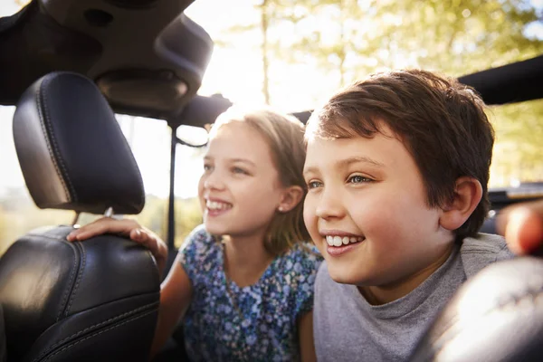 Дети Сидящие Заднем Сиденье Открытого Top Car Road Trip — стоковое фото