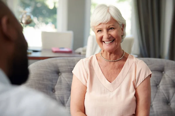 Счастливая Пожилая Женщина Принимающая Финансовые Советы Дому — стоковое фото