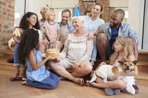 Aileniz Arkadaşlarınızla Evde Yakınları Doğum Günü Kutluyor — Stok fotoğraf