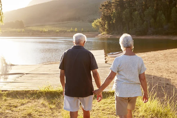 Romantiska Senior Par Promenader Träbryggan Vid Sjö — Stockfoto