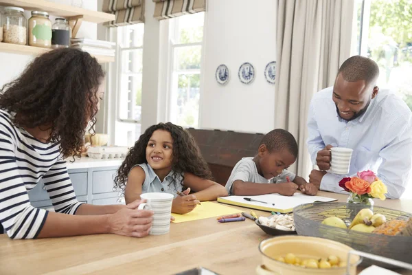 Jonge Zwarte Familie Samen Keuken — Stockfoto