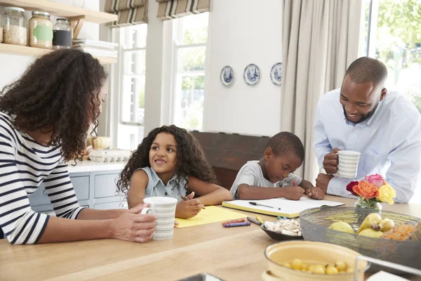 Joven Familia Negra Juntos Cocina — Foto de Stock