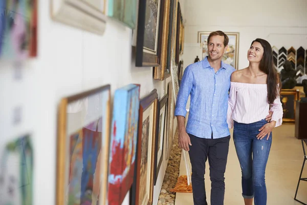 Couple Looking Paintings Art Gallery Together — Stock Photo, Image