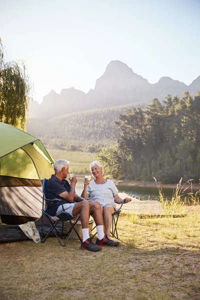 Pareja Mayor Disfrutando Unas Vacaciones Camping Junto Lago Haciendo Tostadas — Foto de Stock