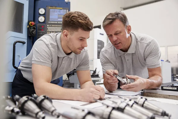 Ingenieur Zeigt Lehrling Wie Man Cad Zeichnungen Vermessen Kann — Stockfoto