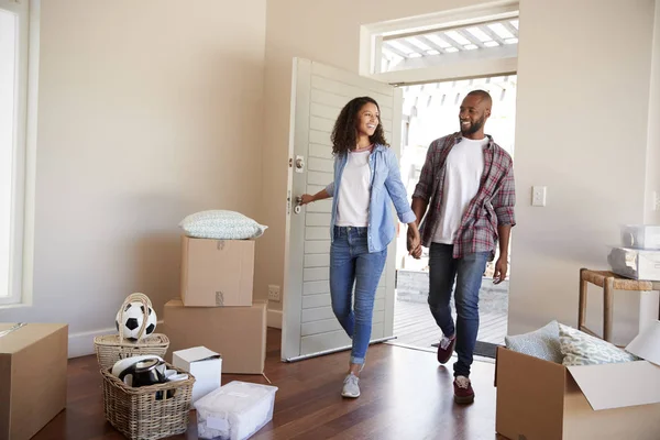 Paar Handen Lopen Houden Naar Nieuw Huis Het Verplaatsen Van — Stockfoto