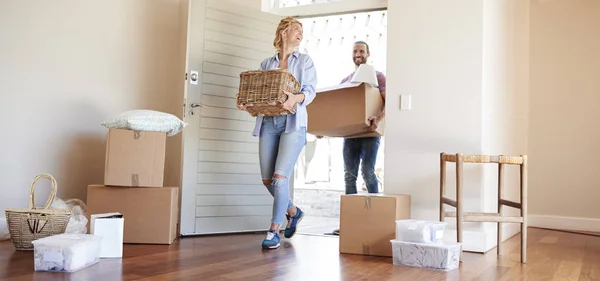 Paar Trägt Umzugstag Kisten Ins Neue Zuhause — Stockfoto