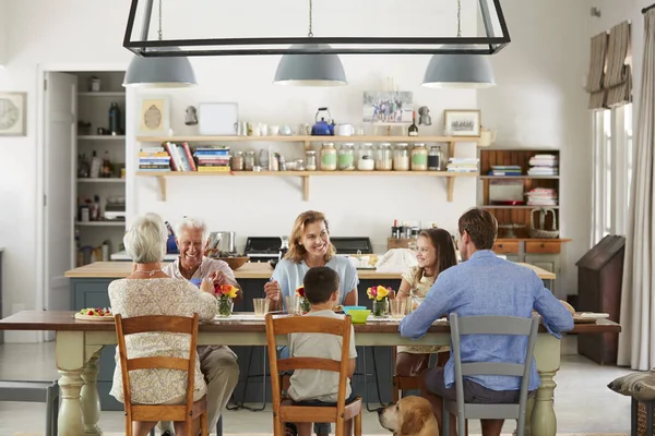 Τρεις Γενιάς Οικογένεια Τρώει Στην Κουζίνα Στο Σπίτι — Φωτογραφία Αρχείου