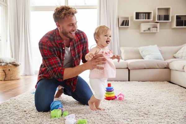 Jonge Vader Helpen Peuter Dochter Wandelen Woonkamer — Stockfoto