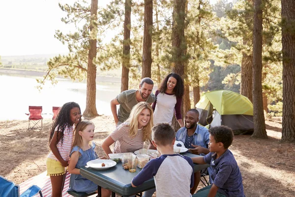 Familj Med Vänner Camp Vid Sjön Vandring Äventyr Skogen — Stockfoto