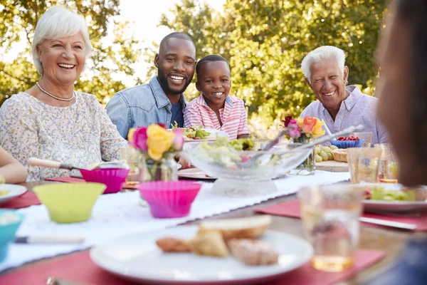 Amigos Almorzando Jardín — Foto de Stock