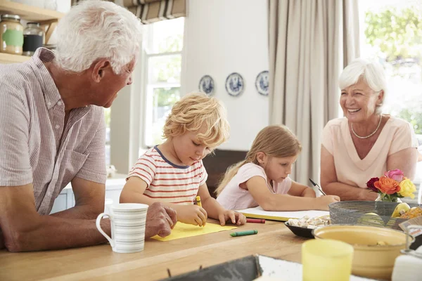 Abuelos Sonrientes Con Nietos Cocina —  Fotos de Stock