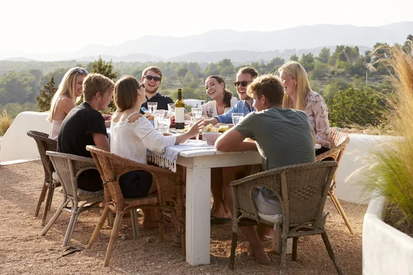 Group Young Friends Enjoying Outdoor Meal Holiday — Stock Photo, Image