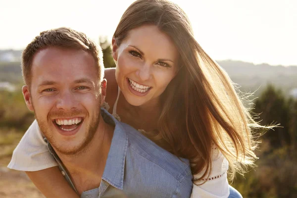 Retrato Jovem Casal Divertindo Feriado Juntos — Fotografia de Stock