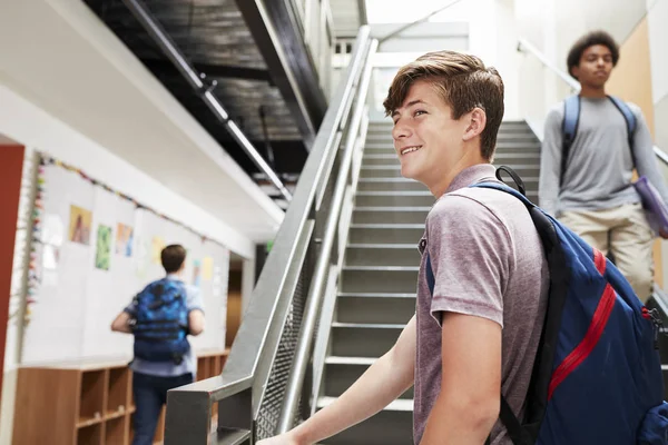 Gymnasieelever Gick Nedför Trapporna Upptagen College Byggnad — Stockfoto