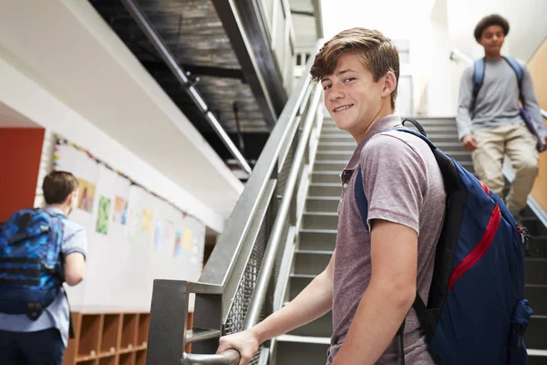 Πορτρέτο Του Αρσενικό Υψηλό Μαθητής Στέκεται Στις Σκάλες Στο Κολέγιο — Φωτογραφία Αρχείου