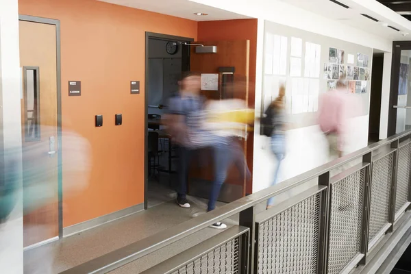 Middelbare School Corridor Bezig Tijdens Reces Met Wazig Studenten Medewerkers — Stockfoto