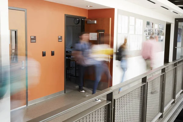 Obsazeno Koridor Střední Školy Během Přestávky Rozmazané Studenti Zaměstnanci — Stock fotografie