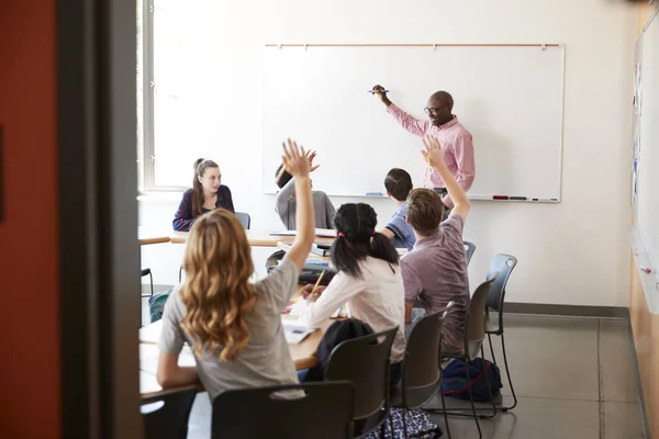 Blick Durch Die Tür Des Oberstufenlehrers Whiteboard Unterricht — Stockfoto