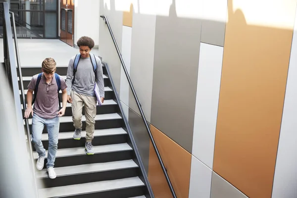 Gymnasiasten Laufen Treppe Belebtem College Gebäude Hinunter — Stockfoto