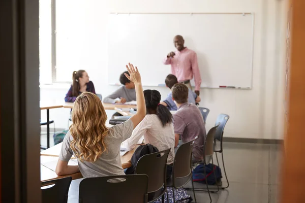 Blick Durch Die Tür Des Oberstufenlehrers Whiteboard Unterricht — Stockfoto