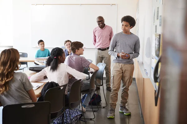 Utsikten Genom Dörröppningen Gymnasiet Elev Skriva Whiteboard Klass — Stockfoto