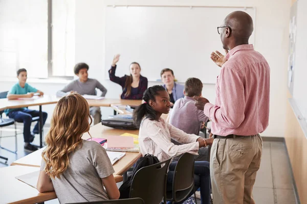 Αρσενικό Γυμνάσιο Δάσκαλος Στέκεται Στην Τάξη Πίνακα Διδασκαλίας — Φωτογραφία Αρχείου