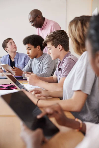 Nauczyciel Szkole Średniej Uczniów Pomocą Cyfrowych Tabletów Technologii Klasa — Zdjęcie stockowe