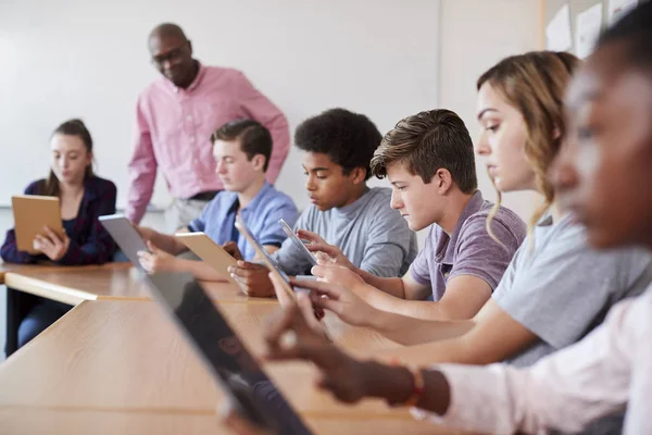 Gymnasiallehrer Mit Schülern Die Digitale Tablets Technikunterricht Nutzen — Stockfoto