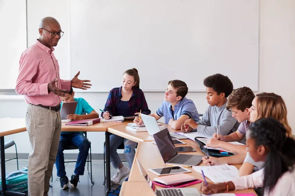 Profesor Secundaria Hablando Con Los Alumnos Usando Dispositivos Digitales Clase —  Fotos de Stock