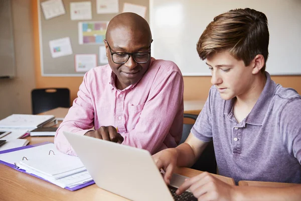 Gymnasiallehrer Gibt Männlichen Schülern Eins Eins Unterricht Schreibtisch — Stockfoto