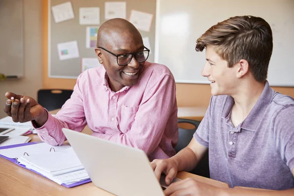 Gymnasiallehrer Gibt Männlichen Schülern Eins Eins Unterricht Schreibtisch — Stockfoto