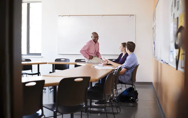 Scuola Superiore Tutor Parlare Con Gli Studenti Dopo Classe — Foto Stock