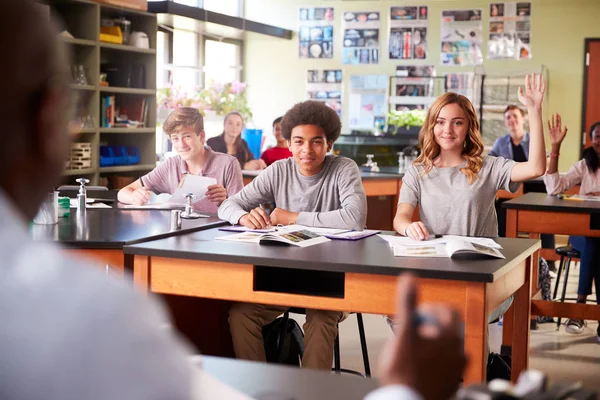 Männlicher Oberstufenlehrer Unterrichtet Schüler Biologieunterricht — Stockfoto