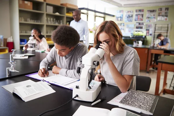 Studenti Delle Scuole Superiori Che Guardano Attraverso Microscopio Classe Biologia — Foto Stock