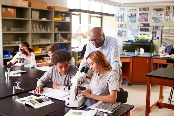 Учні Середньої Школи Репетитором Використовуючи Мікроскоп Біологічному Класі — стокове фото