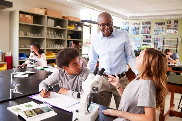 Estudiantes Secundaria Con Tutor Usando Microscopio Clase Biología —  Fotos de Stock