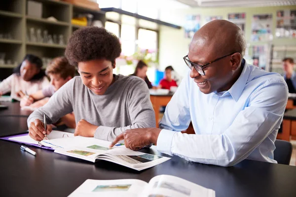 Middelbare School Tutor Zit Aan Bureau Met Mannelijke Student Biologie — Stockfoto