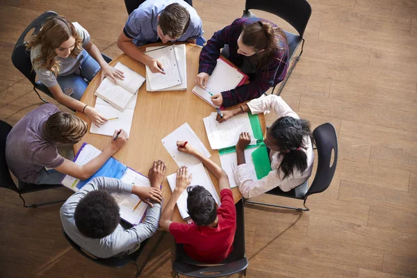 Overhead Shot High School Pupils Estudio Grupo Alrededor Mesas —  Fotos de Stock