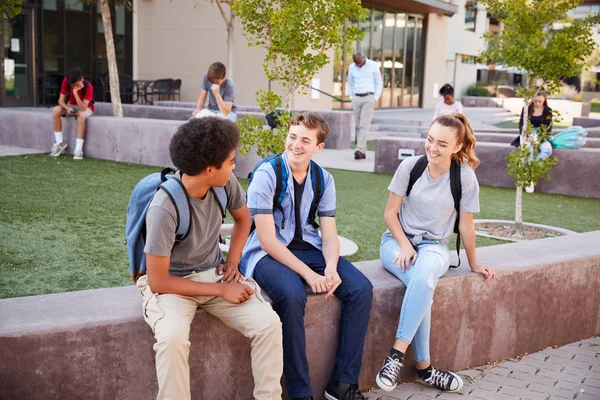 Grupp High School Studenter Hängande Rasterna — Stockfoto