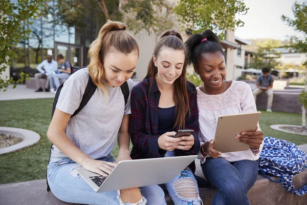 Estudantes Ensino Médio Feminino Usando Dispositivos Digitais Livre Durante Recreio — Fotografia de Stock