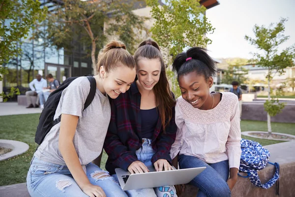 Dijital Cihazlar Açık Havada Tatil Sırasında Kullanan Bayan Lise Öğrenciler — Stok fotoğraf