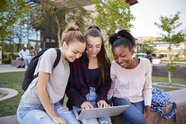 Étudiantes Secondaire Utilisant Des Appareils Numériques Extérieur Pendant Les Vacances — Photo