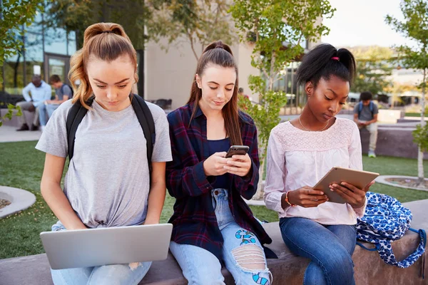 Žena Středoškolských Studentů Pomocí Digitálních Zařízení Venku Během Přestávky — Stock fotografie