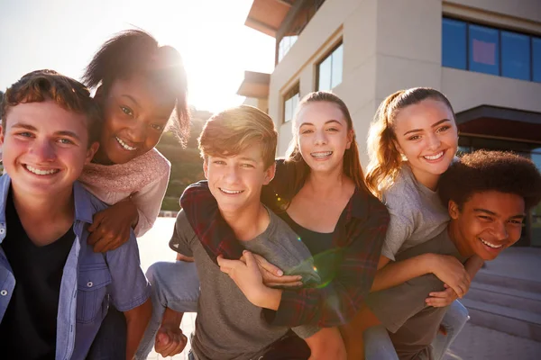 Portrait High School Students Giving Each Other Piggybacks College Buildings — Stock Photo, Image