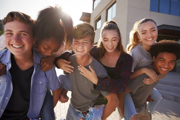 Retrato Estudantes Ensino Médio Dando Uns Aos Outros Piggybacks Edifícios — Fotografia de Stock