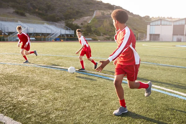 Gruppe Männlicher Gymnasiasten Spielt Fußballmannschaft — Stockfoto