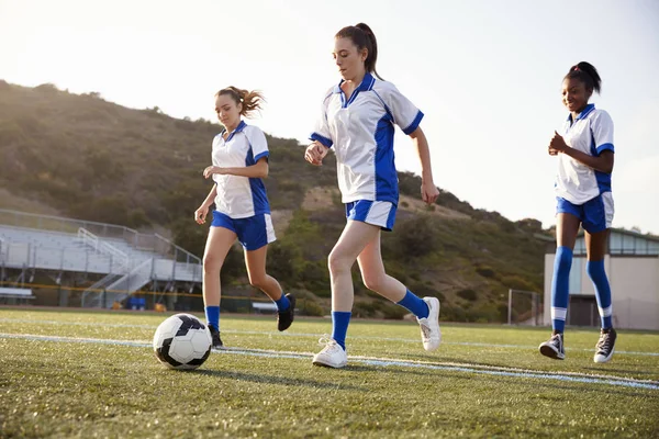 Női High School Diákok Játszik Futball Csapat Csoportja — Stock Fotó