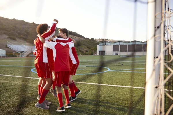 Male Middelbare School Voetballers Met Team Praten — Stockfoto